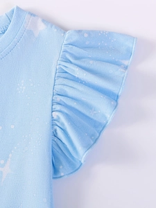 Hellblaues Baumwollkleid für Mädchen mit Sternenprint und gestuften Rüschenärmeln