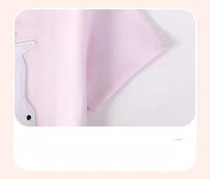 Détail de la manche d'une robe rose pour fille avec coutures doubles et broderie délicate