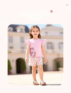 Detailaufnahme des rosa Mädchen Sommer-Sets mit Einhorn-Print und Flügelärmeln