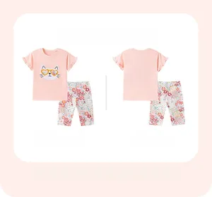 Vue avant et arrière d'un ensemble d'été rose pour fille avec t-shirt chat et pantalon fleuri