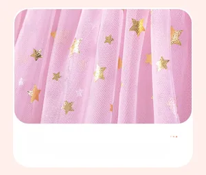 Vue détaillée du tissu en tulle rose avec motifs d'étoiles dorées et texture plissée