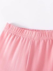 Détail de la taille élastique rose pour filles avec des coutures soignées et précises