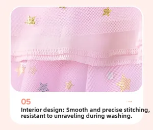Détail de robe en tulle rose avec paillettes d'étoiles dorées et coutures lisses