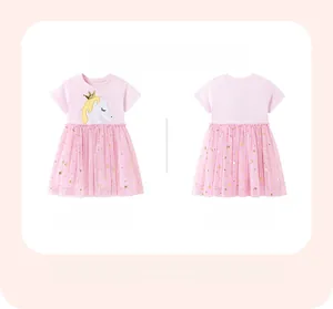 Détail de la robe licorne rose avec paillettes d'étoiles dorées sur jupe en tulle