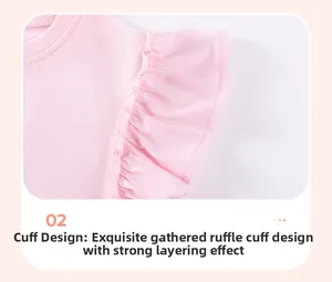Nahaufnahme der Rüschenbündchen am rosa gestrickten Mädchenoberteil mit Smok-Detail