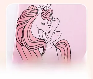 Nahaufnahme von rosa Strickstoff mit Cartoon-Einhorn-Print für Mädchenbekleidung