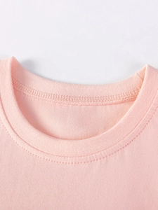 Ensemble rose en coton pour fillettes avec col rond et détails de couture double