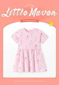 Detailaufnahme des rosa Kurzarm-Mädchenkleides mit Erdbeereis-Print und Taschen