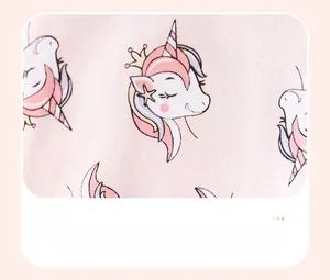 Detailansicht des Einhorn-Prints auf weichem rosa Stoff für Mädchenbekleidung