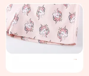Detailansicht der rosa Kinderhose mit Einhorn-Prints und fein genähten Beinabschlüssen