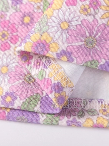 Abito estivo da bambina in tessuto seersucker con motivi floreali rosa e viola