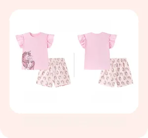 Detailansicht des rosa Einhorn-Sommersets mit Rüschenärmeln und Tunnelzug-Shorts