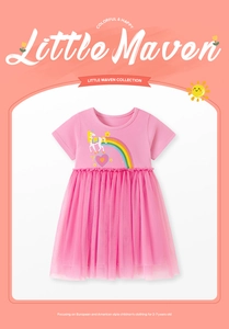 Détail d'une robe rose pour fille avec motifs licorne et jupe en tulle multicouche