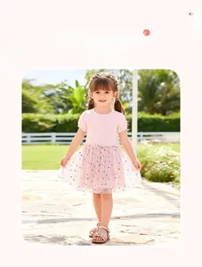 Dettaglio dell'abito in tulle rosa per bambina con ricami floreali e maniche a sbuffo