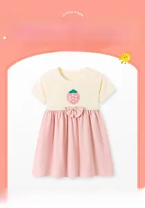Detail eines Baby-Mädchen-Sommerkleides mit Erdbeerstickerei und rosa Schleife