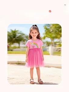 Détail d'une robe en tulle rose pour fille à manches courtes avec licorne et arc-en-ciel