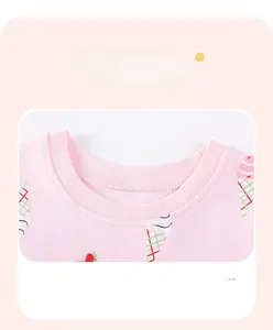 Detailansicht des rosa Baumwoll-T-Shirt-Ausschnitts mit buntem Eistüten-Aufdruck