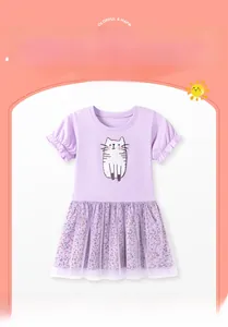 Détail de la robe tutu violette pour fille avec broderie chat et haut en coton côtelé
