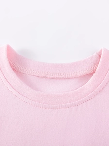 Rosa Rundhals-Baumwollshirt für Mädchen mit geripptem Ausschnitt und glatten Nähten