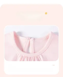 Dettaglio vestito rosa in cotone per neonata con comodo girocollo e bottoni posteriori