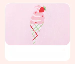 Detail eines rosa Baumwollkleids mit süßem Eiscreme- und Erdbeer-Print-Muster