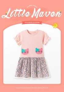 Détail d'un haut rose avec broderie chat et jupe en tulle floral pour petites filles
