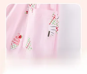 Detail eines rosa Baumwollkleides mit quadratischer Tasche und Eiscreme-Cartoon-Print