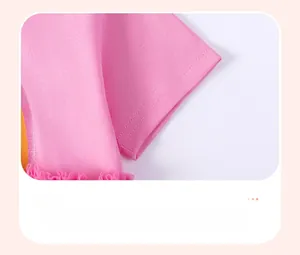 Détail d'une manche en maille rose avec surpiqûre double et bordure en dentelle tulle