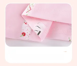 Detailaufnahme des doppelt genähten Saums am rosa Baumwoll-Kinderkleid mit Kirschmuster