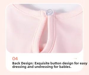 Dettaglio del retro di un abito rosa per neonata in cotone con bottone in resina
