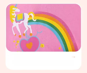 Détail de la robe rose pour fille avec licorne arc-en-ciel à paillettes et sérigraphie