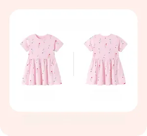 Detailansicht Vorder- und Rückseite vom rosa Baumwollkleid mit buntem Eiscreme-Muster