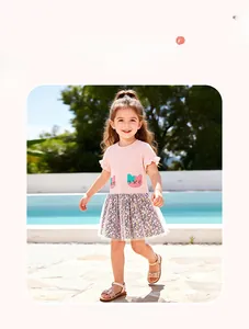 Détail de robe rose pour fille avec broderie chat et jupe en tulle fleuri