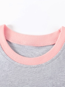 Ensemble fille en tricot gris avec col rond côtelé rose et coutures précises