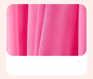 Détail du tissu en maille rose vif avec texture plissée pour robe d'été de fille