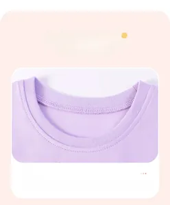 Détail de l'encolure en tricot côtelé lavande avec des coutures plates de qualité