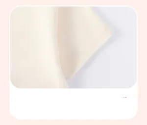 Detail eines cremefarbenen Strickbündchens mit sauberen Doppelnähten für Kinderkleid