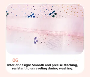 Dettaglio del vestito in tulle rosa con stampe di ciliegie e glitter dorati per bimba