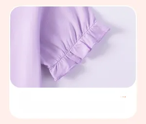 Détail de la manchette lavande à volants montrant la texture plissée et le tissu mousseline