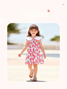 Dettaglio vestito in cotone per bambine con colletto Peter Pan bianco e stampe floreali