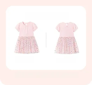 Vista fronte e retro dell'abito in tulle rosa da bambina con pois colorati e bottone