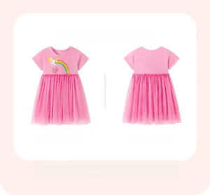 Détail de la robe rose pour fille avec imprimé licorne et jupe en tulle fluide