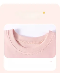 Gros plan détaillé du col rond côtelé sur une robe en coton rose pour fille