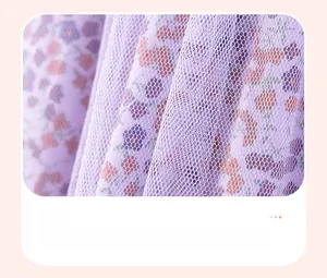 Détail de la robe d'été pour filles avec maille violette et motifs floraux doux