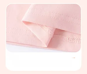 Detail der glatten Nähte und feinen Säume am rosa Baumwollkleid Saum für Mädchen