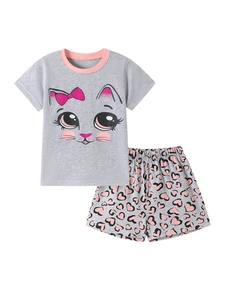 Ensemble fille avec t-shirt gris imprimé chat mignon et short à motifs cœur léopard