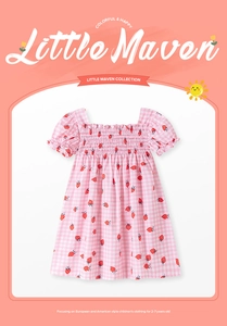 Détail de l'encolure carrée et du smock sur la robe rose à imprimé fraise enfant