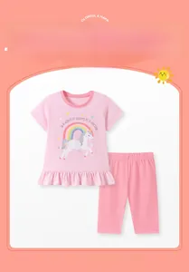 Détail de l'imprimé licorne arc-en-ciel et ourlet à volants sur tenue d'été fille