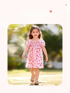 Détail de la robe d'été rose à carreaux pour fille avec imprimé fraises et volants