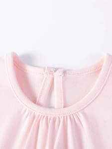 Abito in rete rosa chiaro per bambina con scollatura a pieghe e chiusura con bottone sul retro
